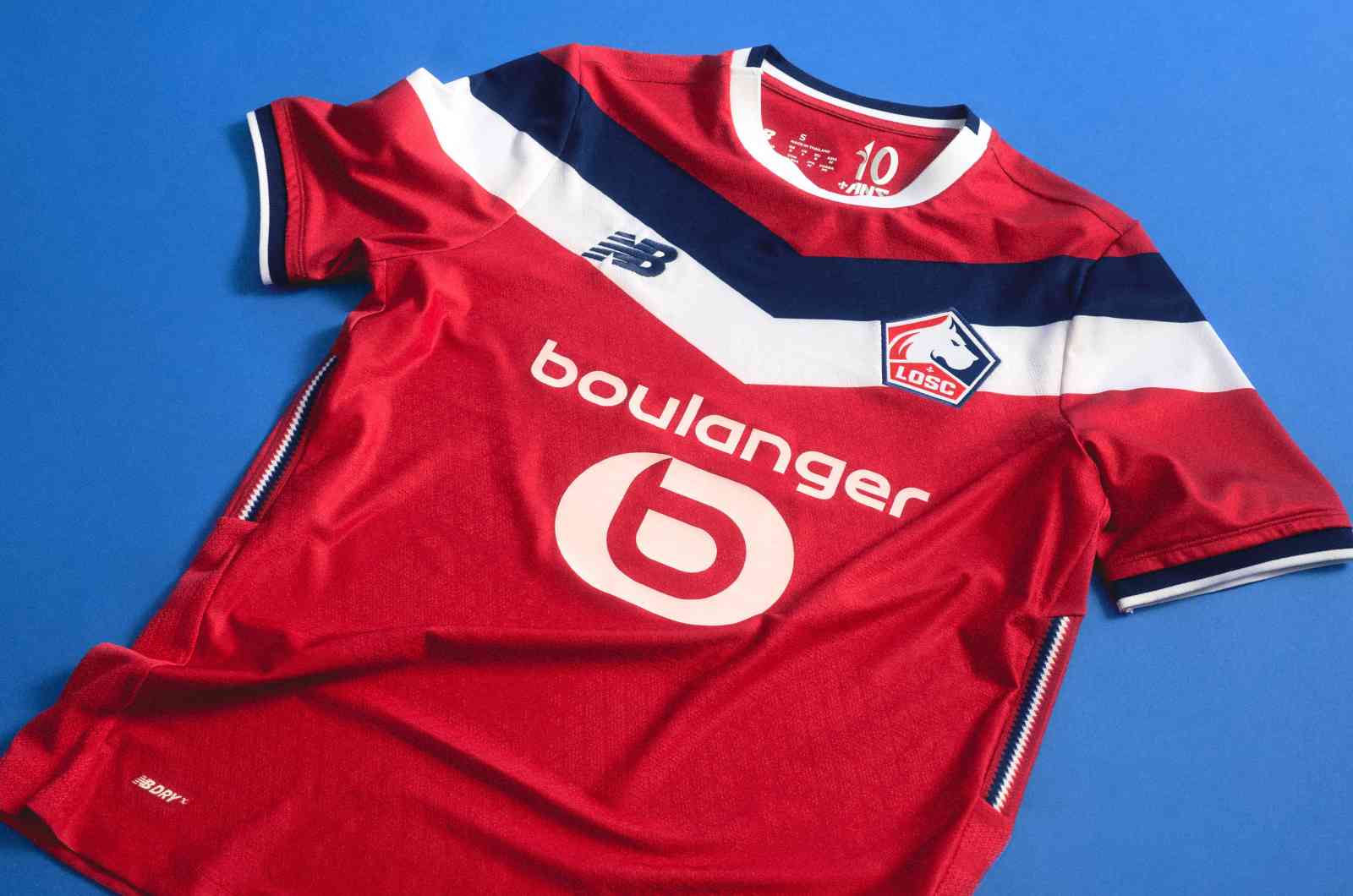 Le nouveau maillot du LOSC pour la saison 2026-2027 d&eacute;voil&eacute;.