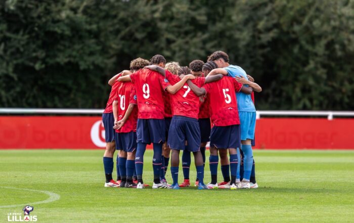 La jeunesse du LOSC se r&eacute;unit avant de partir &agrave; l'attaque.