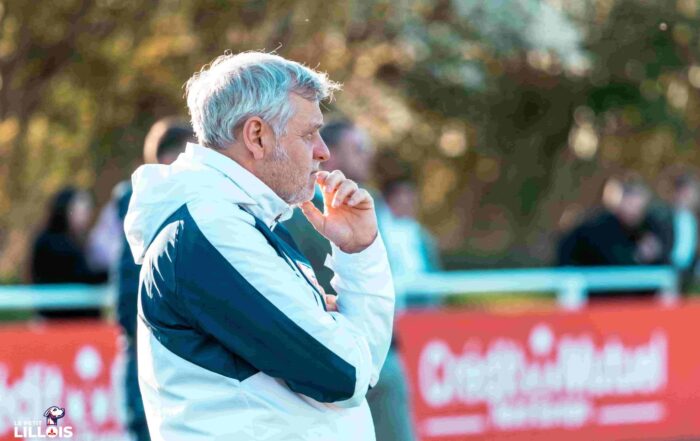 Bruno Genesio, entra&icirc;neur du LOSC, observe ses hommes en pleine s&eacute;ance d'entra&icirc;nement.