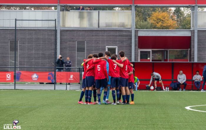 Les U19 du LOSC sur la pelouse du Domaine de Luchin, centre d'entra&icirc;nement lillois.