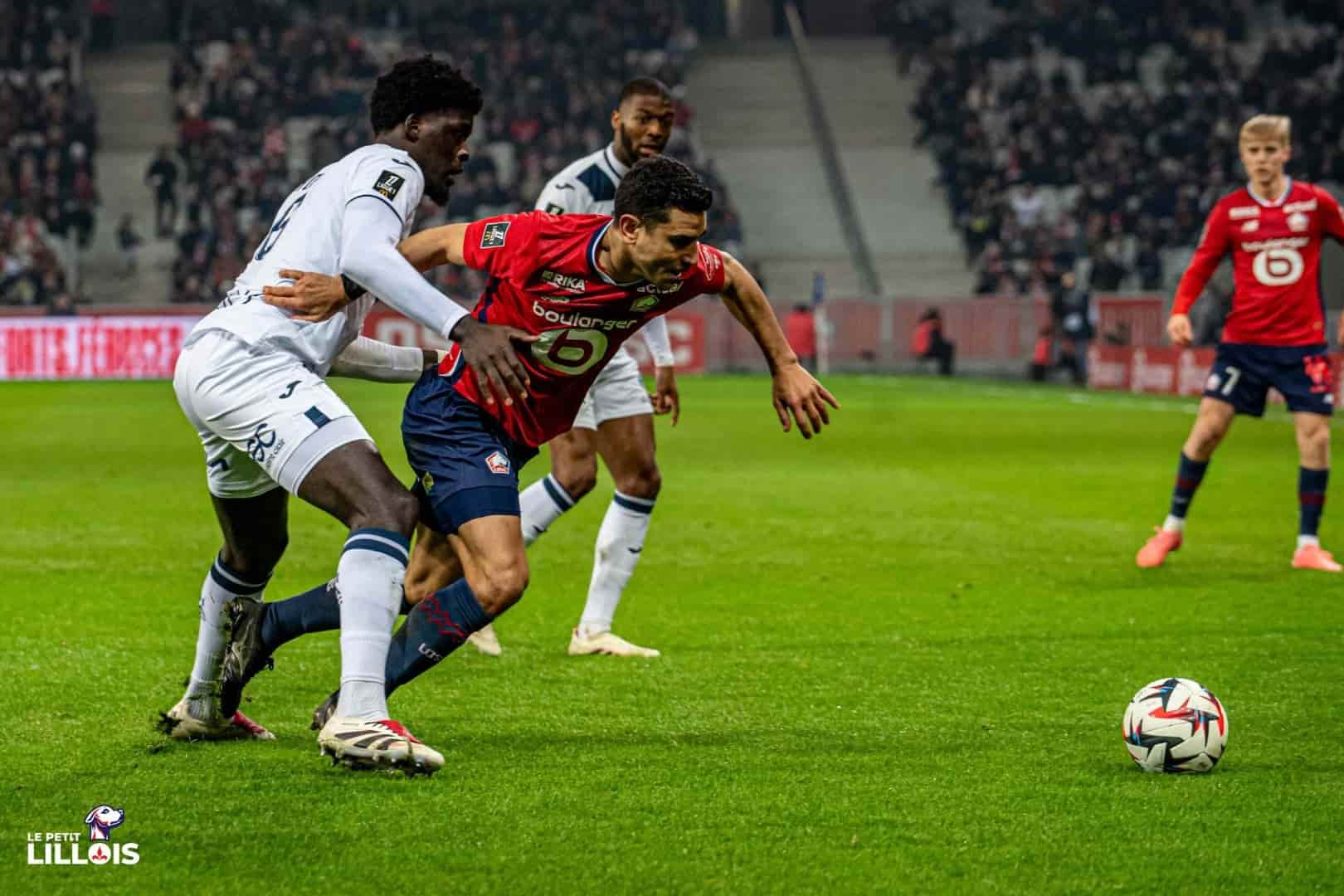 Benjamin André Benjamin André s'extirpe d'un duel avec un Havrais pendant LOSC - Le Havre AC.