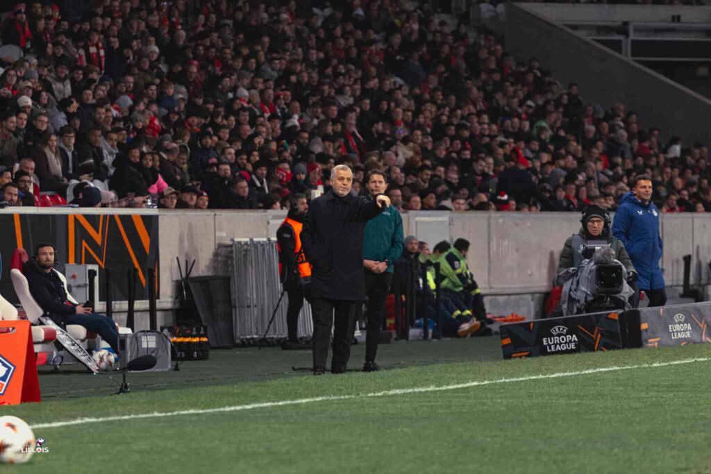 Bruno Genesio dans son espace réduit pendant LOSC - Dinamo Zagreb.