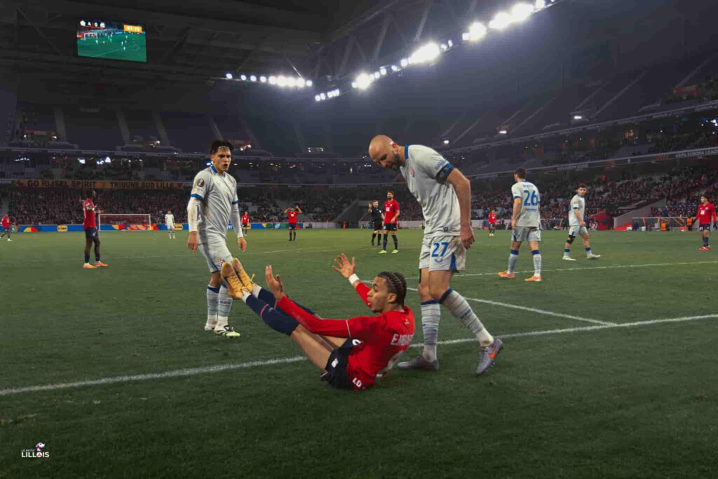 Ethan Mbappé s'écroule au sol après un contact avec un défenseur croate pendant LOSC - Dinamo Zagreb.