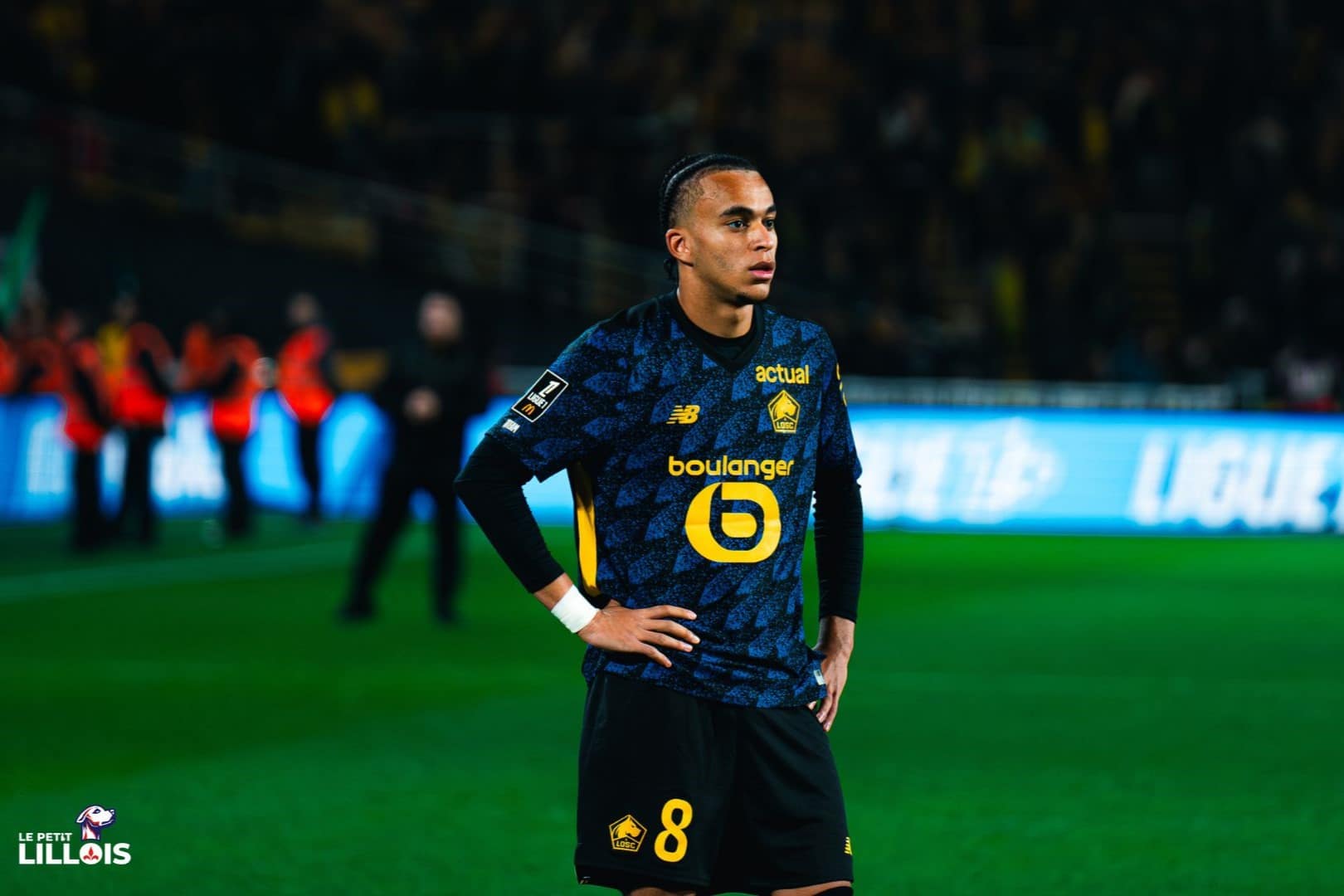 Ethan Mbapp&eacute; reprend sa respiration sur la pelouse de La Beaujoire pendant FC Nantes - LOSC.