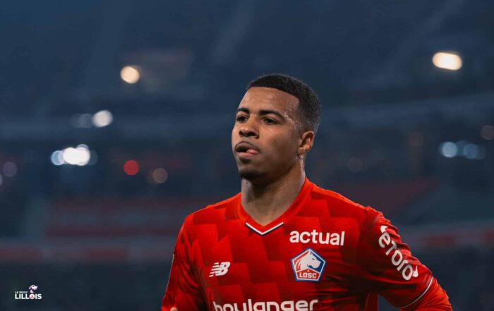 Hamza Igamane foule la pelouse du LOSC aux côtés d'Olivier Giroud.