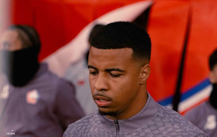 Hamza Igamane entre sur la pelouse du Stade Pierre Mauroy pour s'&eacute;chauffer avec le LOSC.