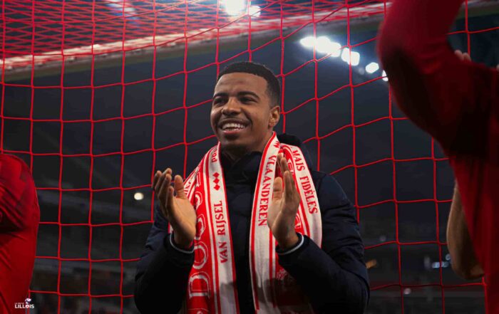 Hamza Igamane tout sourire face aux supporters du LOSC, une de leurs &eacute;charpes autour du cou.