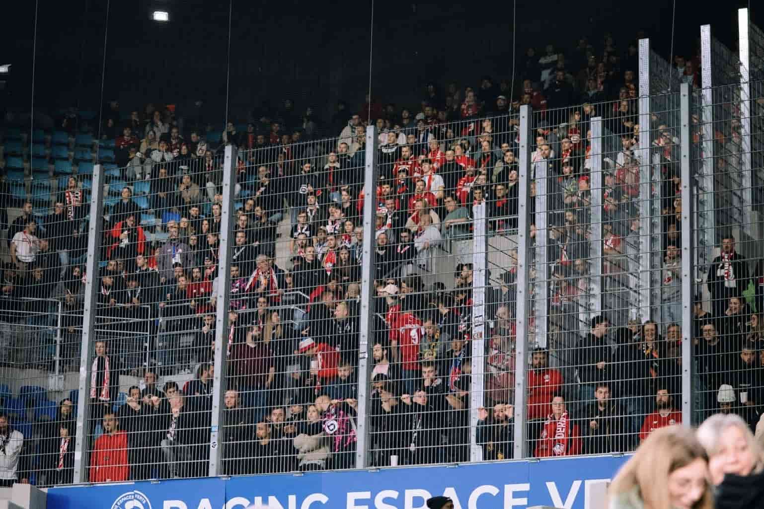 Que s’est-il passé dans le parcage visiteurs lillois lors de RC Strasbourg – LOSC ?