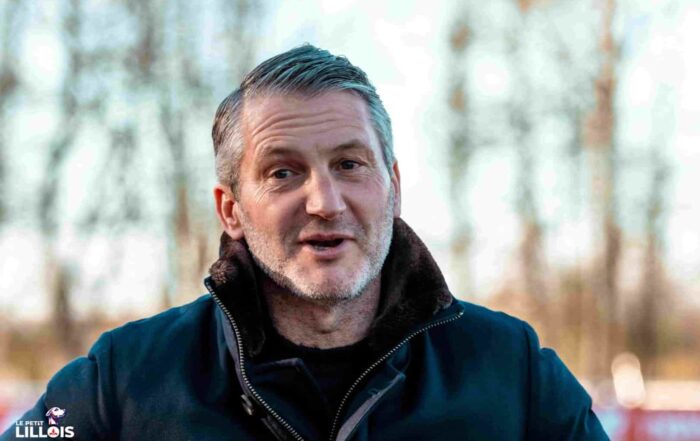 Olivier L&eacute;tang en pleine discussions au centre d'entra&icirc;nement du LOSC.