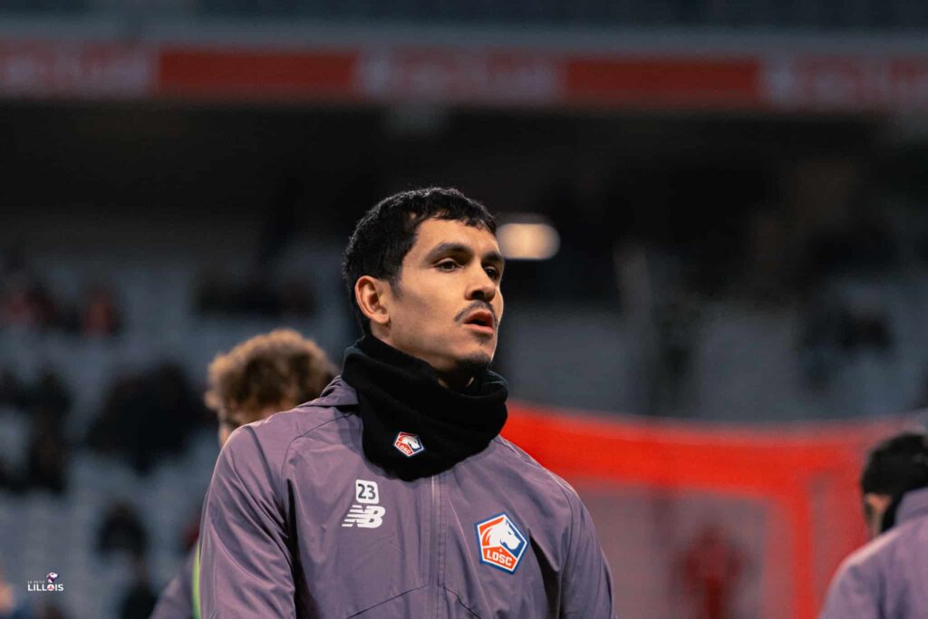 Aïssa Mandi à l'échauffement avec le LOSC.