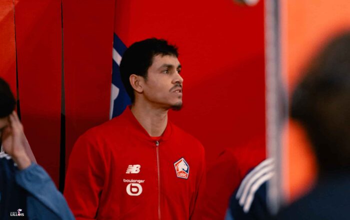 A&iuml;ssa Mandi fait son entr&eacute;e sur la pelouse, titulaire avec le LOSC en Ligue 1.