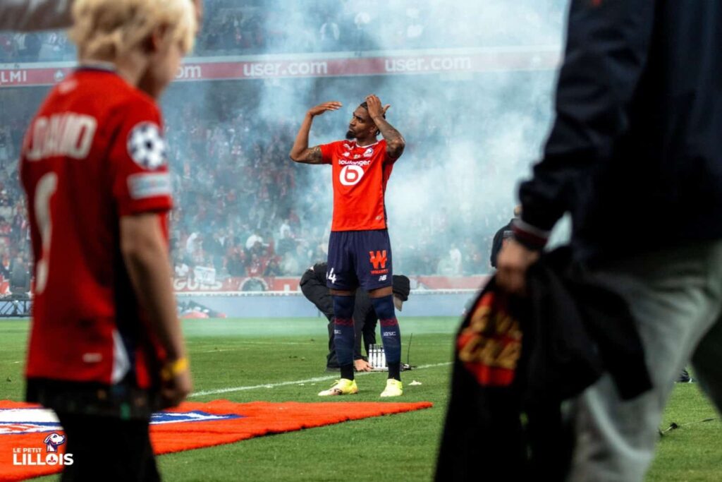 Alexsandro se recoiffe après une victoire du LOSC.