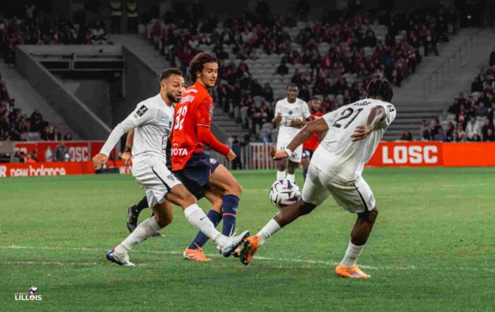 Ayyoub Bouaddi d&eacute;fend les couleurs du LOSC contre le Paris FC.
