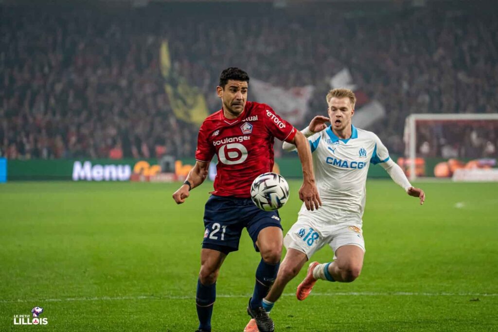 Benjamin André est au duel avec Arthur Vermeeren pendant LOSC - OM.