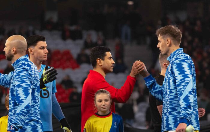 Benjamin Andr&eacute;, capitaine du LOSC, salue les joueurs du Dinamo Zagreb en Ligue Europa.