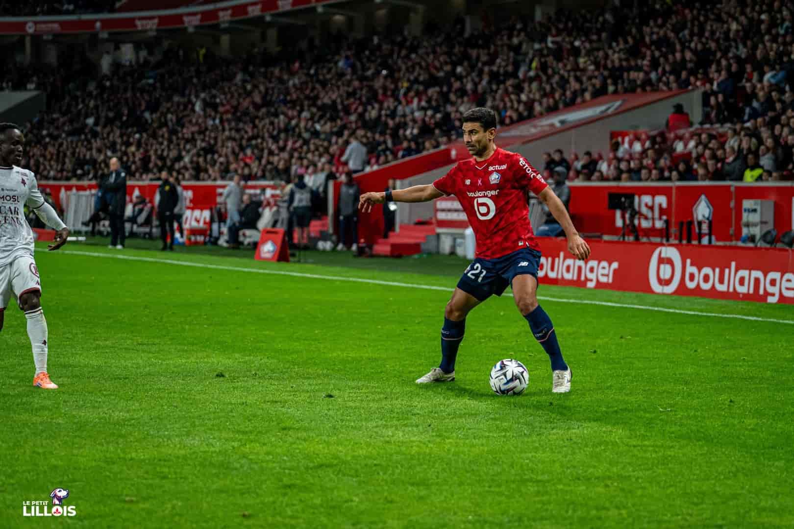 Benjamin Andr&eacute; s'oppose balle au pied &agrave; son adversaire pendant LOSC - FC Metz.