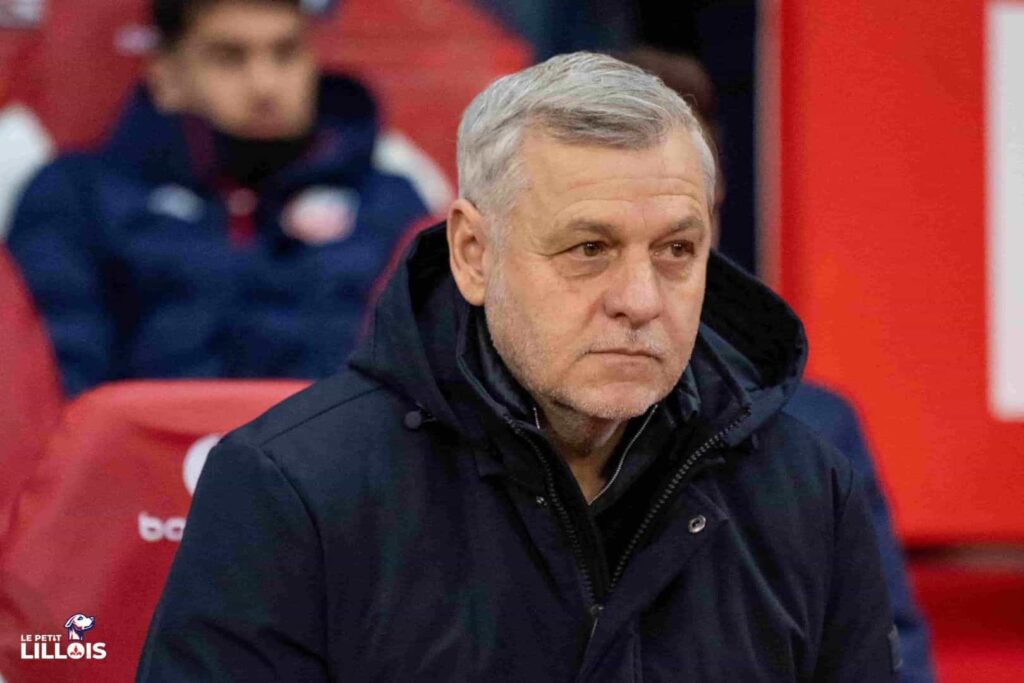 Bruno Genesio, entra&icirc;neur du LOSC, est prostr&eacute; sur son banc.