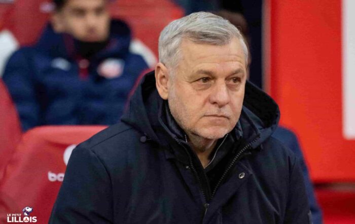 Bruno Genesio, entra&icirc;neur du LOSC, est prostr&eacute; sur son banc.