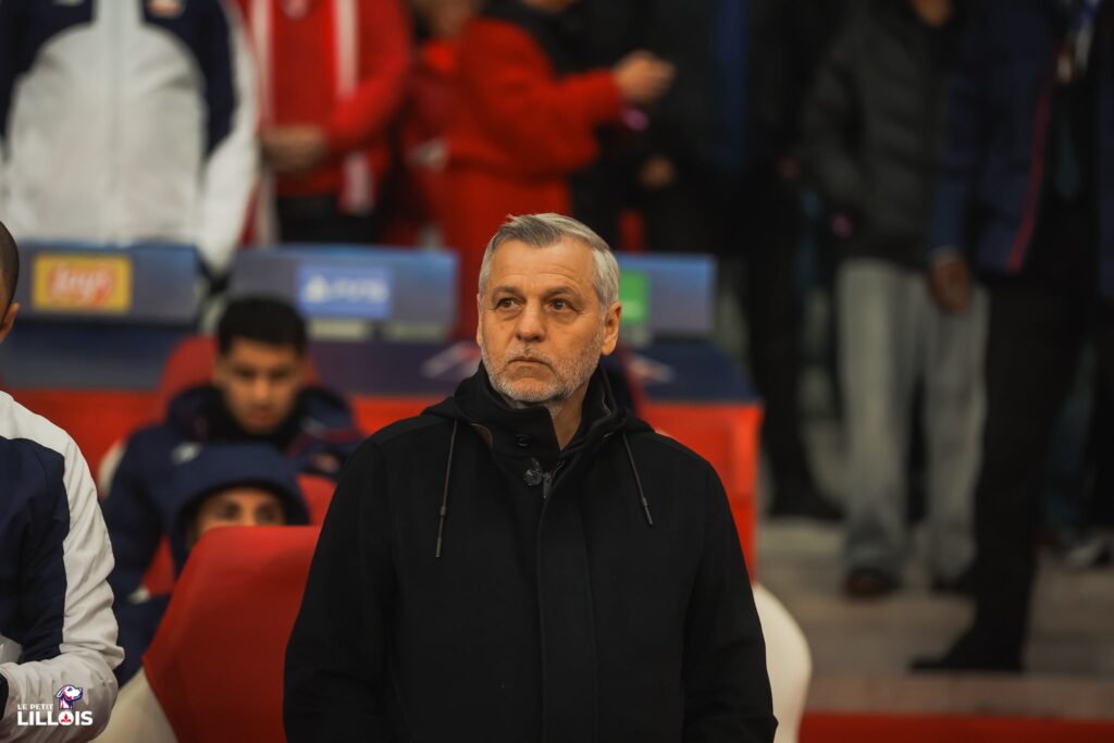 Bruno Genesio sur son banc, avec le LOSC, lors d'une soirée de Ligue des Champions.