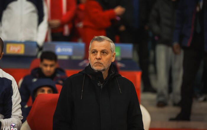 Bruno Genesio sur son banc, avec le LOSC, lors d'une soir&eacute;e de Ligue des Champions.
