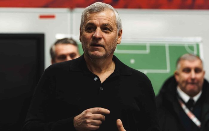 Bruno Genesio en pleine causerie dans le vestiaire du LOSC.