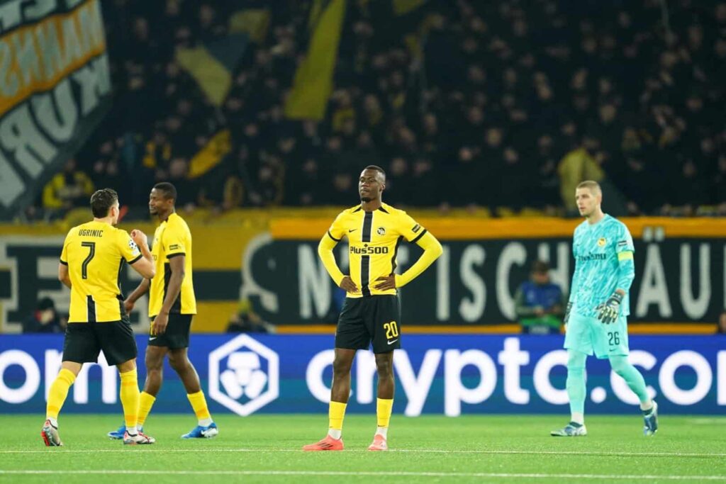 Cheikh Niasse, du BSC Young Boys, réagit après que Mateo Retegui, de l'Atalanta, a marqué le premier but de son équipe lors du match entre le BSC Young Boys et l'Atalanta BC au stade Wankdorf.