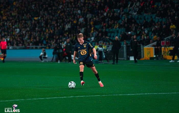 Hakon Haraldsson avec le maillot third du LOSC.