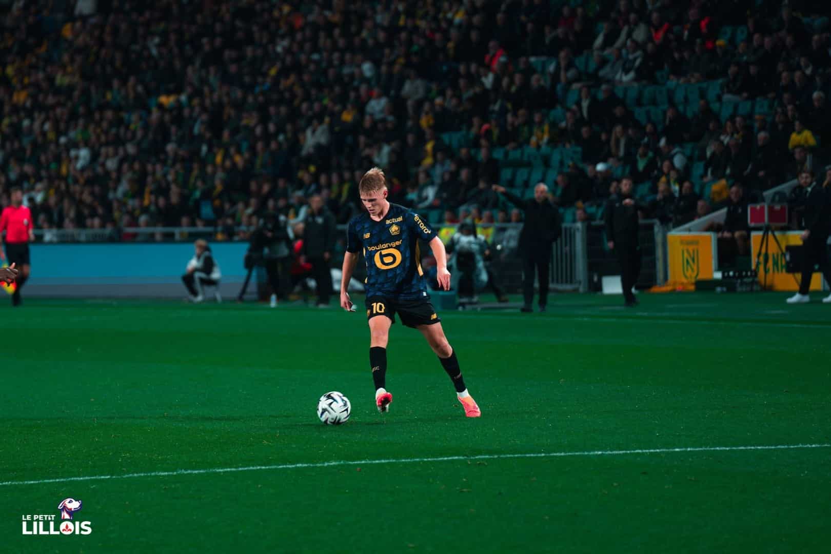 Hakon Haraldsson LOSC Hakon Haraldsson avec le maillot third du LOSC.