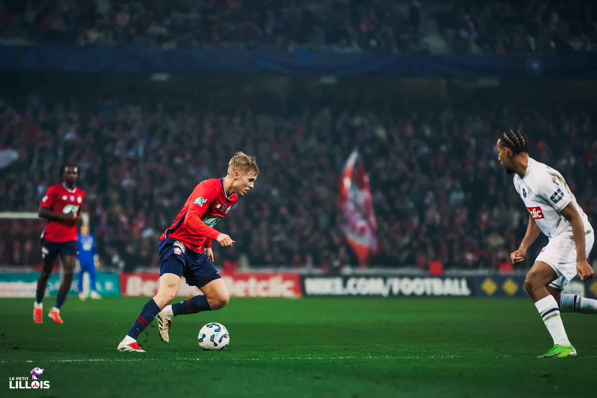 Hakon Haraldsson part en dribble avec le LOSC en Coupe de France.