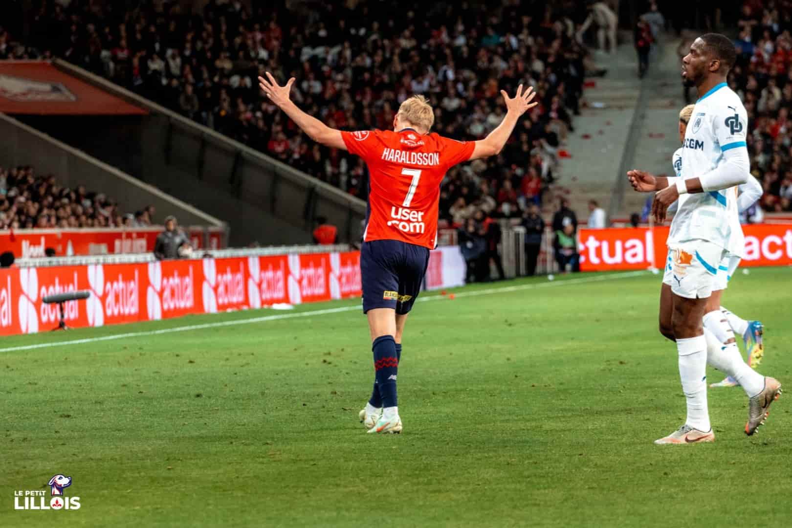 Hakon Haraldsson LOSC Hakon Haraldsson lève les bras au ciel après une occasion manquée par le LOSC.