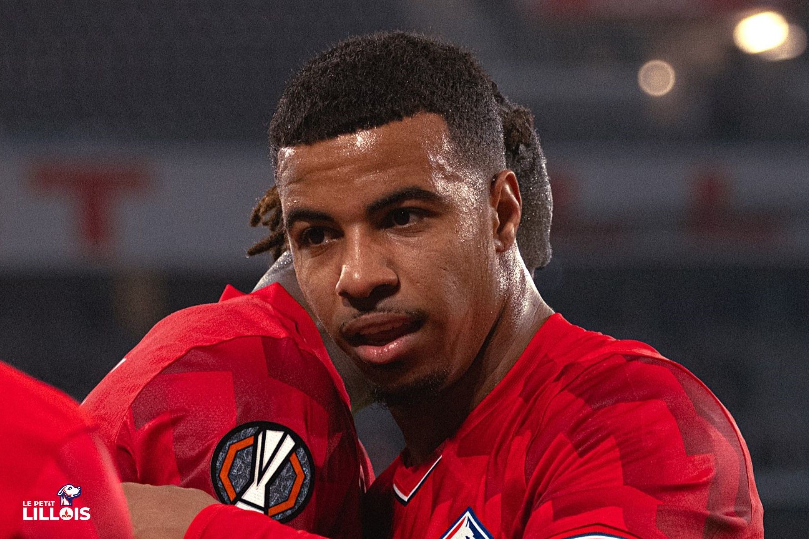 Hamza Igamane garde la concentration en célébrant un but du LOSC avec ses coéquipiers.