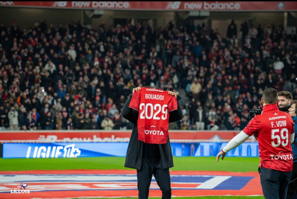 Ayyoub Bouaddi montre son maillot avec sa date de prolongation aux supporters du LOSC.