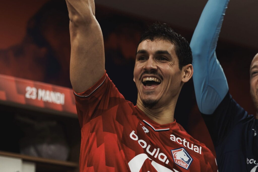 La joie démonstrative d'Aïssa Mandi après la victoire du LOSC sur l'OM (1-0).