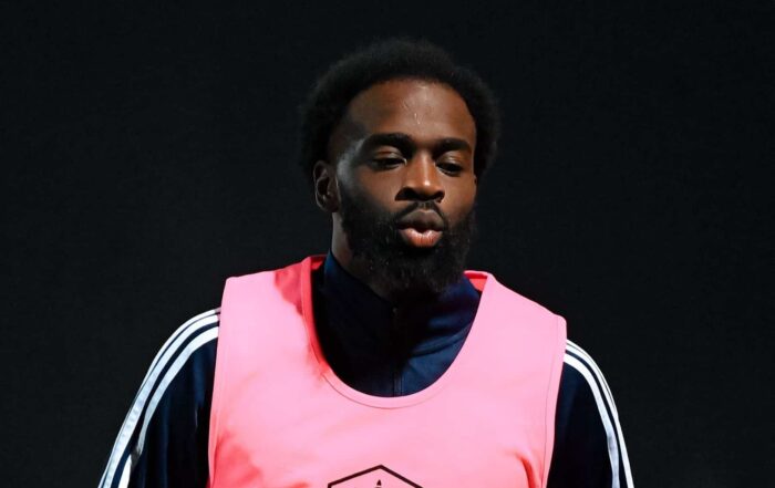 Jonathan Ikon&eacute; est &agrave; l'&eacute;chauffement avec le Paris FC avant un match de Coupe de France.