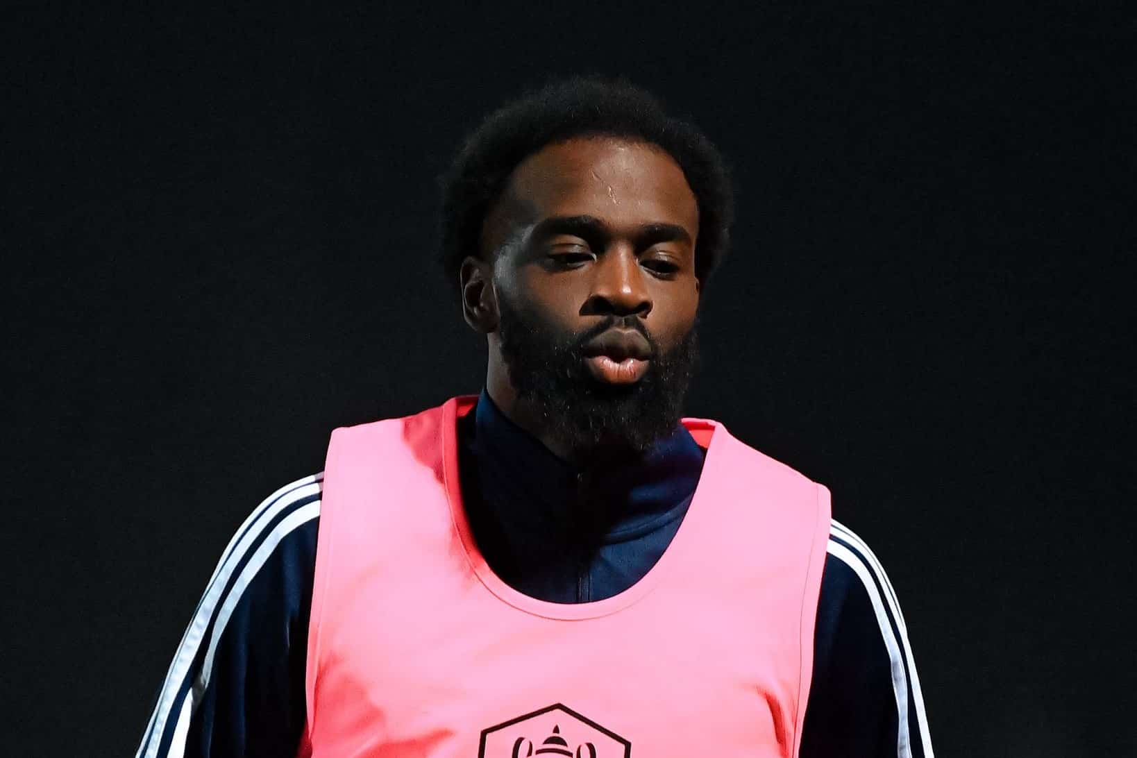 Jonathan Ikon&eacute; est &agrave; l'&eacute;chauffement avec le Paris FC avant un match de Coupe de France.