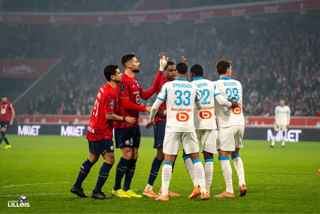Joueurs du LOSC et de l'OM s'affrontent sur un coup de pied arrêté.