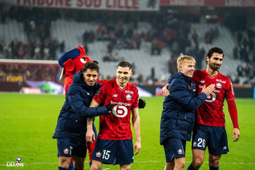 Romain Perraud, Hakon Haraldsson, Osame Sahraoui et André Gomes se congratulent après la victoire du LOSC sur l'OM.