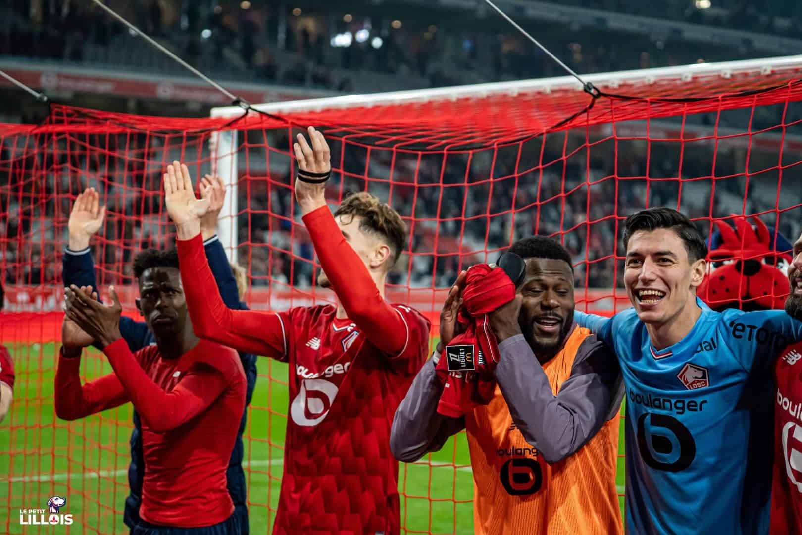 Les joueurs du LOSC célèbrent leur victoire sur l'OM avec leurs supporters.