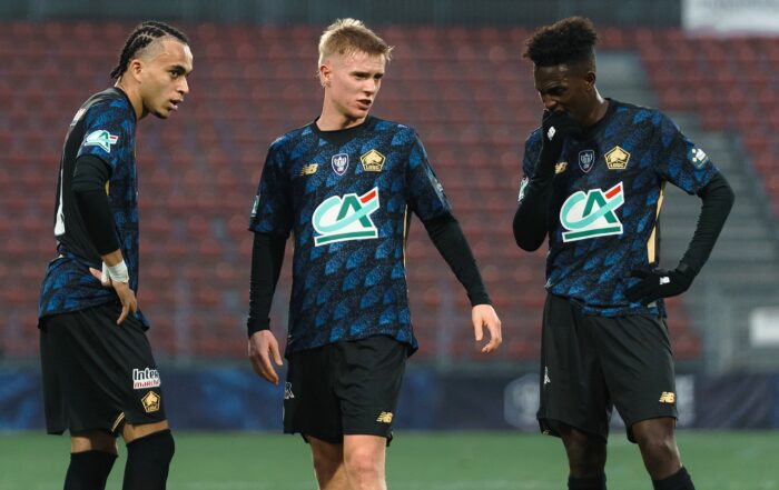 Ethan Mbappé, Hakon Haraldsso et Félix Correia se disputent un coup franc avec le LOSC à Créteil en Coupe de France.