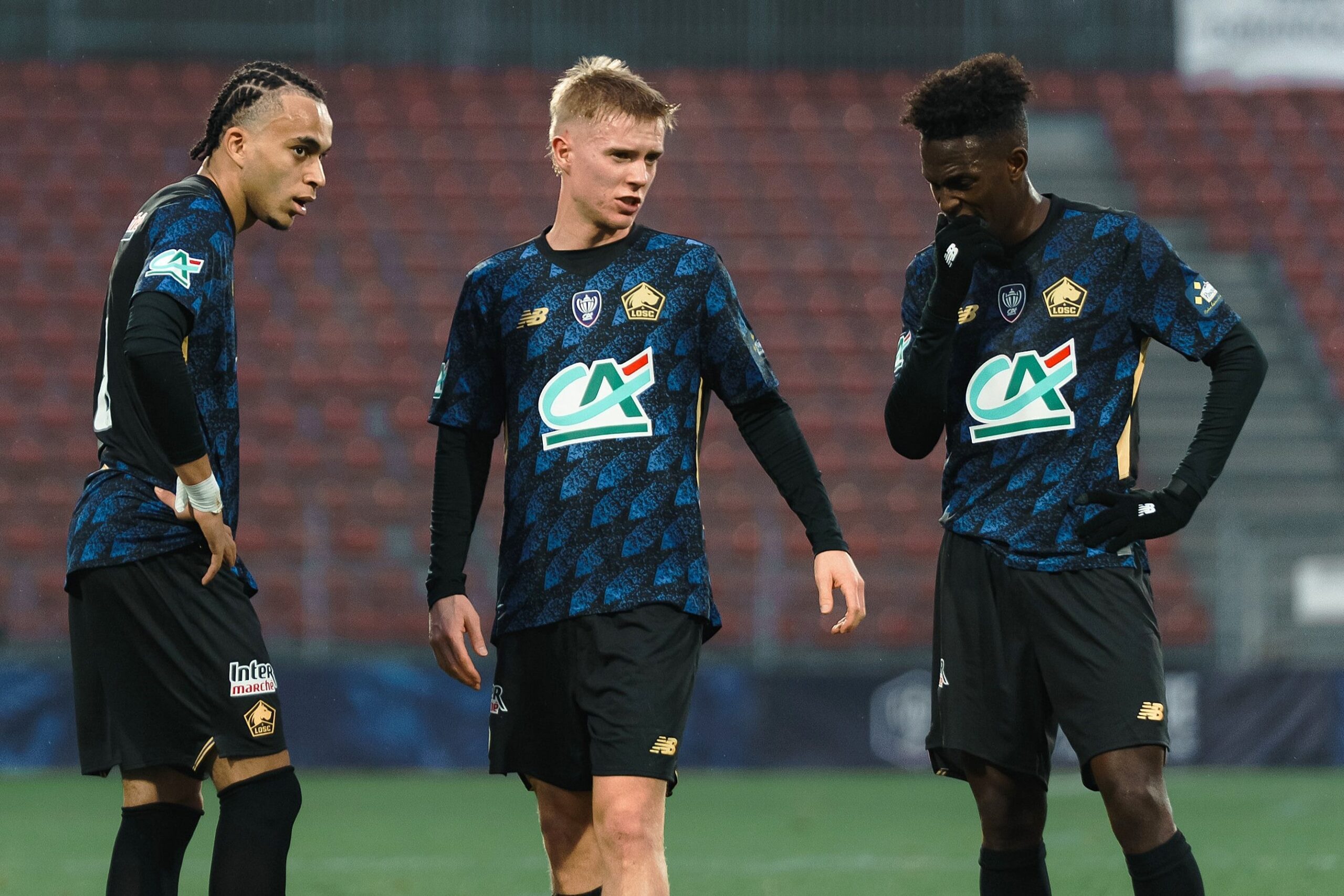 Ethan Mbapp&eacute;, Hakon Haraldsso et F&eacute;lix Correia se disputent un coup franc avec le LOSC &agrave; Cr&eacute;teil en Coupe de France.