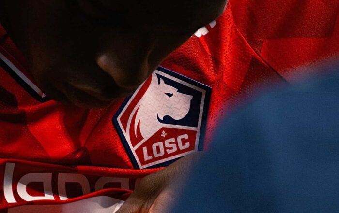 Zoom sur le logo du LOSC du maillot de F&eacute;lix Correia.