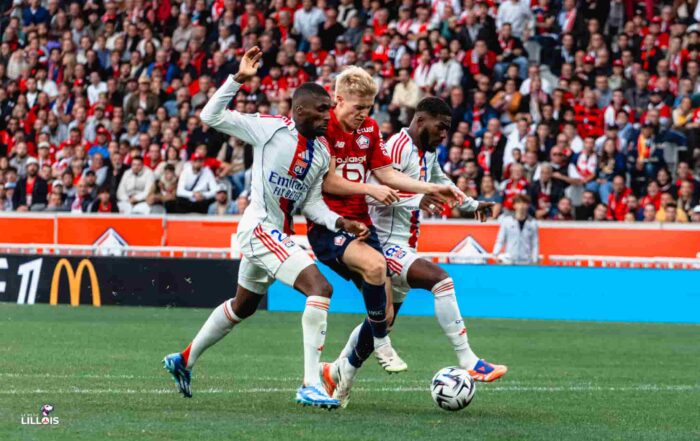 Hakon Haraldsson au duel avec des Lyonnais pendant LOSC - OL.