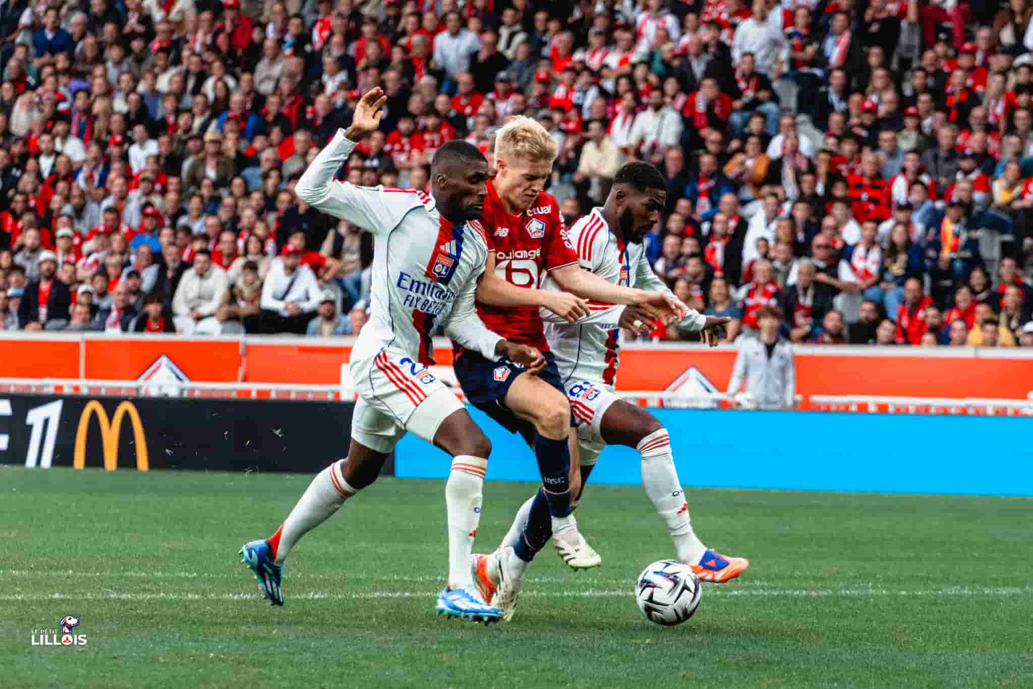 Hakon Haraldsson au duel avec des Lyonnais pendant LOSC - OL.