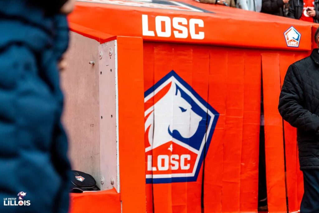 Le tunnel de la Decathlon Arena - Stade Pierre Mauroy avec le logo du LOSC.
