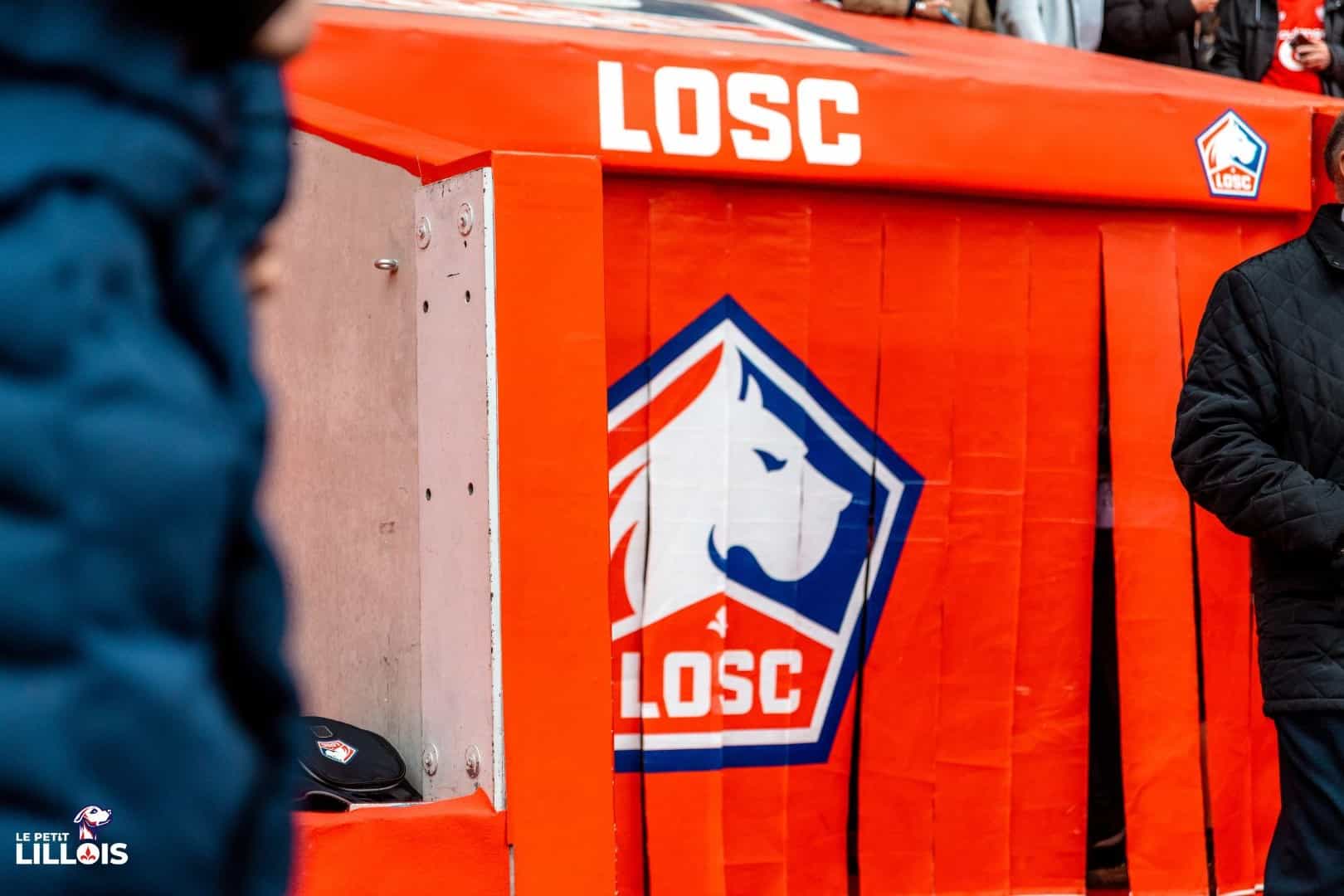 Logo LOSC Le tunnel de la Decathlon Arena - Stade Pierre Mauroy avec le logo du LOSC.