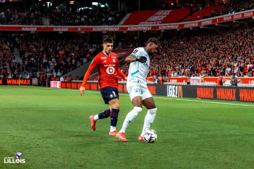 Matias Fernandez-Pardo est au duel avec Amir Murillo pendant LOSC - OM.