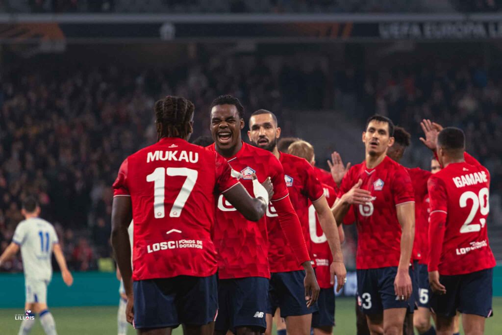 Nathan Ngoy félicite Ngal'ayel Mukau pour son but lors de LOSC - Dinamo Zagreb.