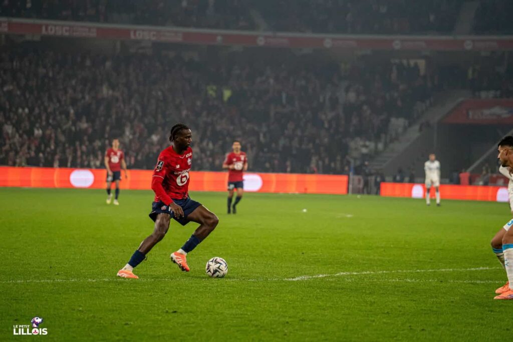 Ngal'ayel Mukau porte le ballon lors de la victoire du LOSC sur l'OM.