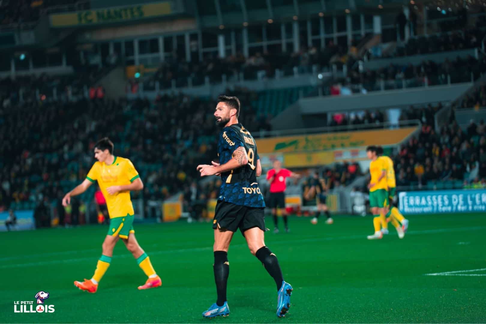 Olivier Giroud foule la pelouse du Stade de la Beaujoire avec le maillot du LOSC.