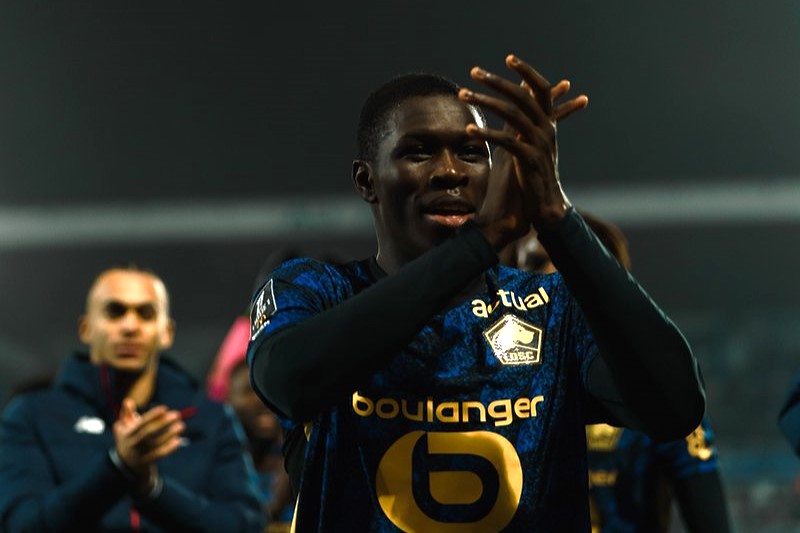 Soriba Diaoune applaudit les supporters lillois apr&egrave;s l'AJA - LOSC.